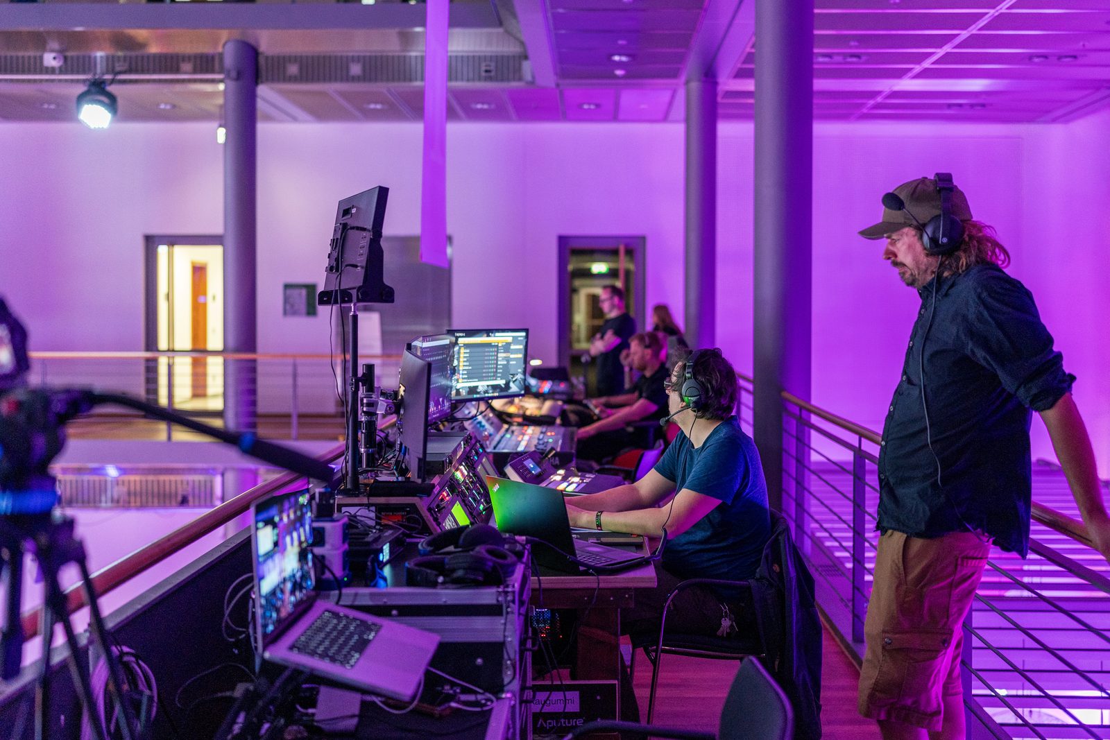 Das Team des Media Lab am Regieplatz während einer Live-Veranstaltung