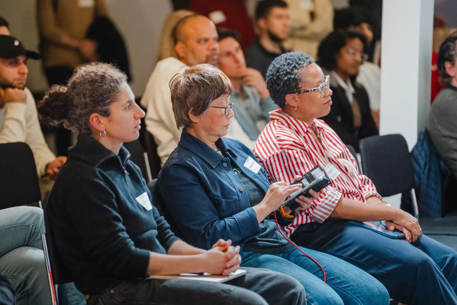 Aufmerksame Teilnehmende mit Fragen bei einer Session am Startup Incubator Berlin