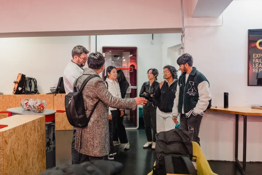 Coach im Gespräch mit einer Gründer*innen-Gruppe im SIB-Coworking
