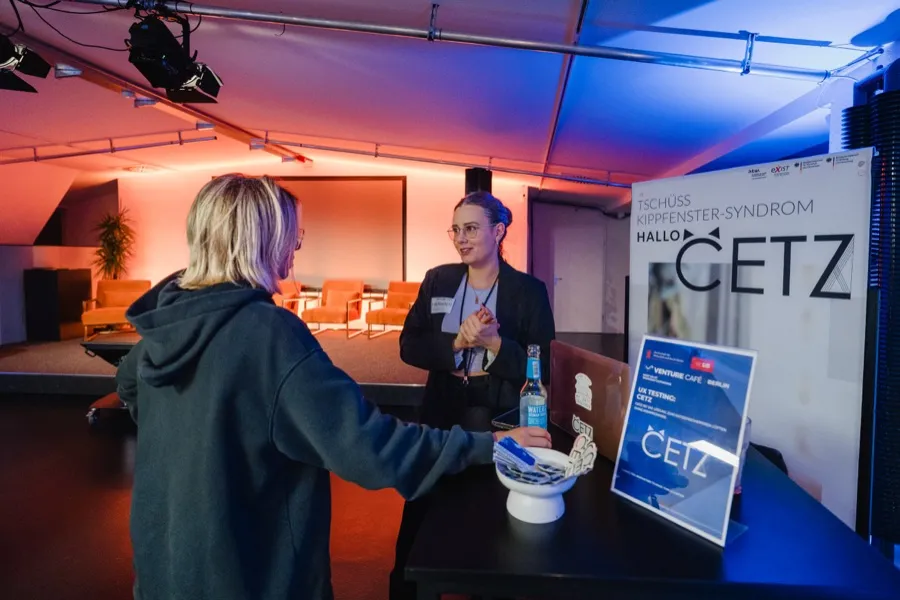 Mentorin im Beratungsgespräch an einem Startup-Stand bei einem SIB-Event