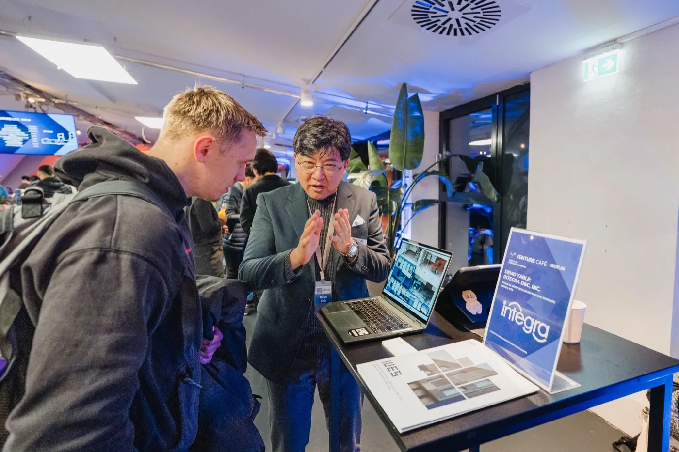 Partner und Gründer im Eins-zu-eins-Gespräch an einem Demo-Day-Stand