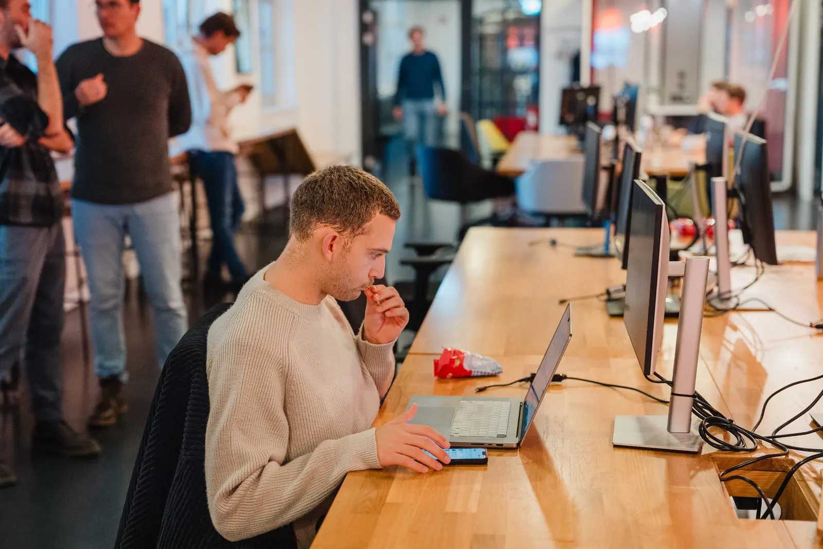 Während der Bauzeit arbeitet jemand im Co-Working des Startup Incubator Berlin am Laptop