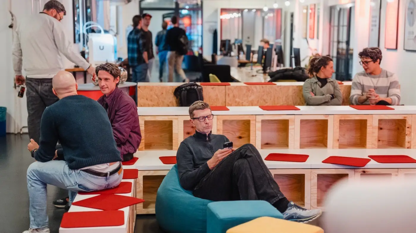 Gruppen im Austausch beim UX-Testing-Event im CIC Berlin