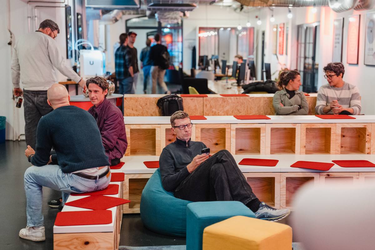 Alumni beim Netzwerken am Startup Incubator Berlin